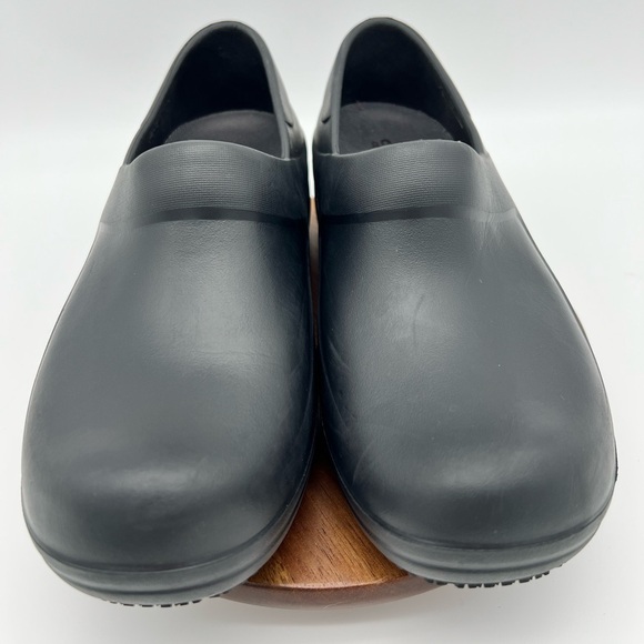 Crocs Adult On The Clock Clogs Slip On Slip Resistant Work Shoes Women’s Sz. 9 - Picture 2 of 7